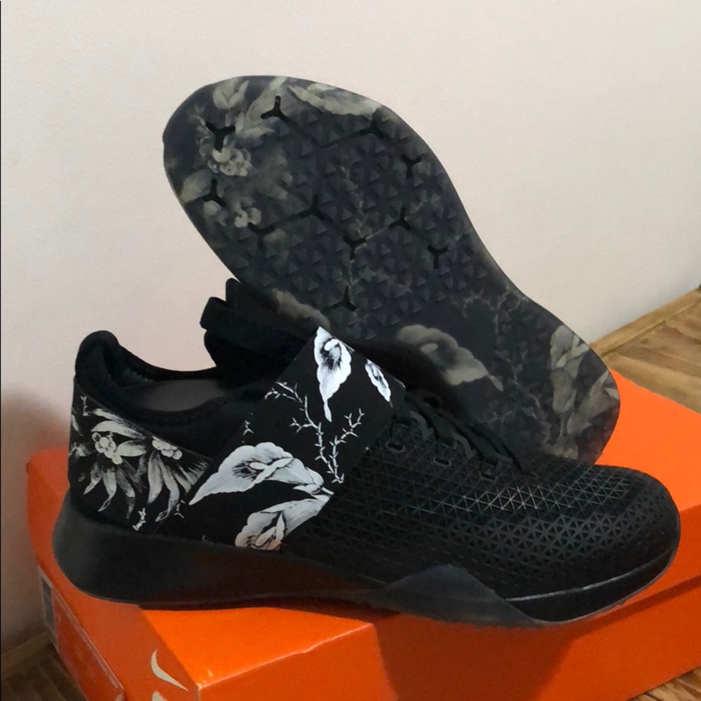 Women’s Nike Air Zoom Strong Amp Gym SZ 7 & 8 - Picture 2 of 8